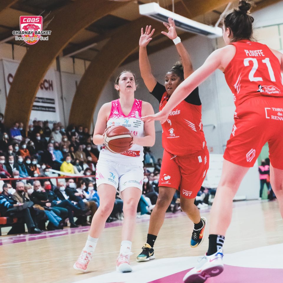 https://www.postup.fr/wp-content/uploads/2022/03/LFB_2021-2022_Zoe-WADOUX-Charnay-vs.-La-Roche-Vendee_CBBS-Charnay-e1648119792582.jpg