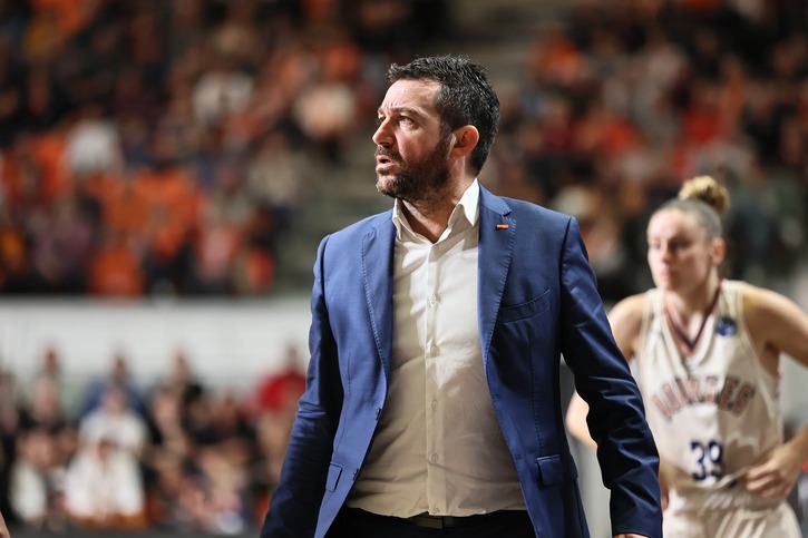 https://www.postup.fr/wp-content/uploads/2025/01/2024-2025_Olivier-LAFARGUE_coach_Bourges_Euroligue_FIBA.jpg